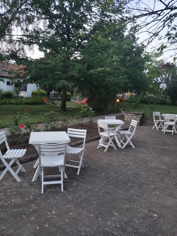 Liget Ueduelo Siofok Bed & Breakfast Ngoại thất bức ảnh